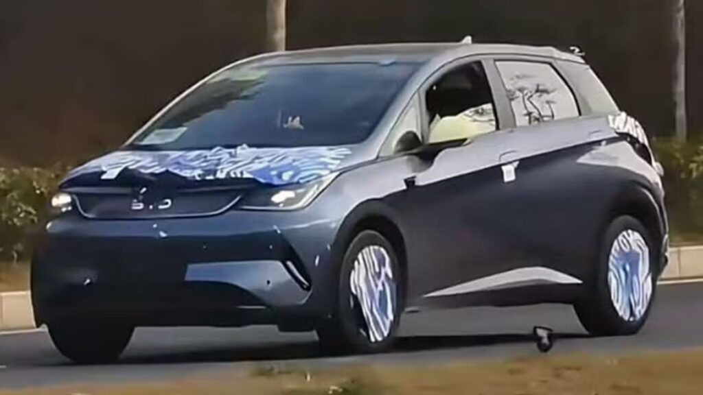 Dolphin híbrido plug-in preto parado na diagonal.