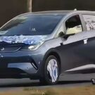 Dolphin híbrido plug-in preto parado na diagonal.