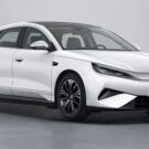 BYD Qin Max branco parado na diagonal.