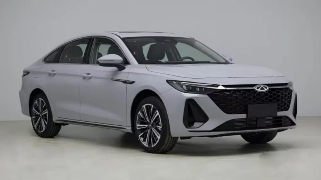 Chery Arrizo 8 branco parado na diagonal.