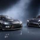 Toyota GR GT cinza parado na diagonal.