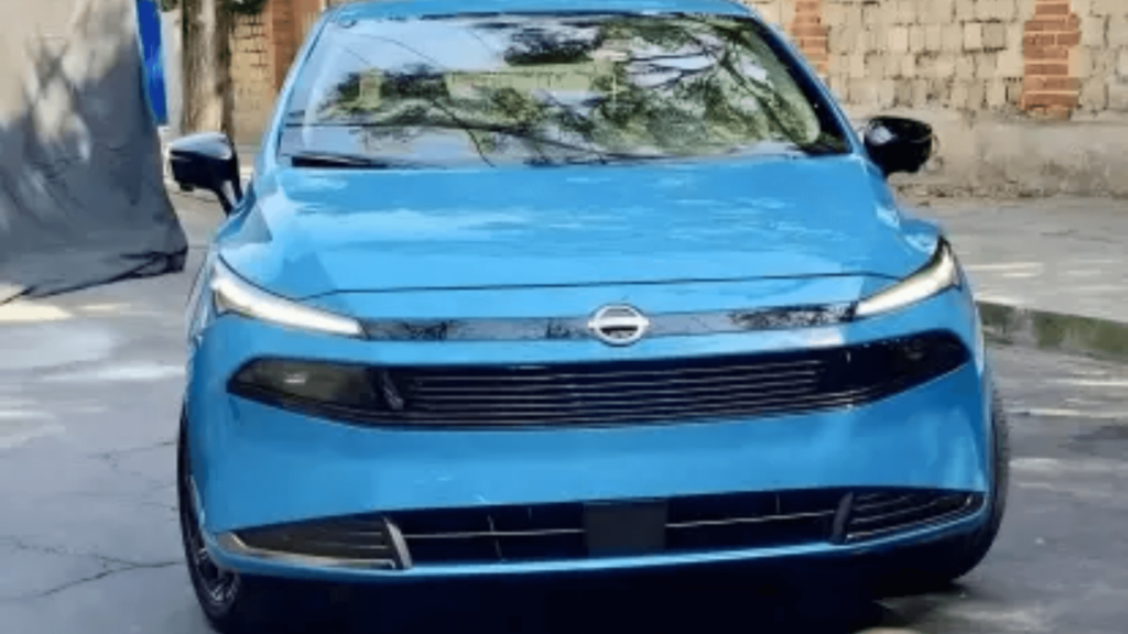 Nissan versa 2027 azul parado de frente.