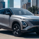 Novo Omoda 5 2027 cinza parado na diagonal.