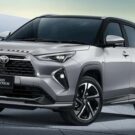 Toyota Yaris Cross cinza parado na diagonal.