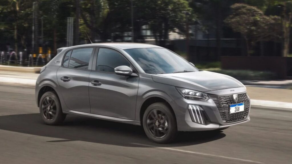 Peugeot 208 Style cinza em movimento.