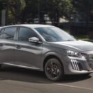 Peugeot 208 Style cinza em movimento.