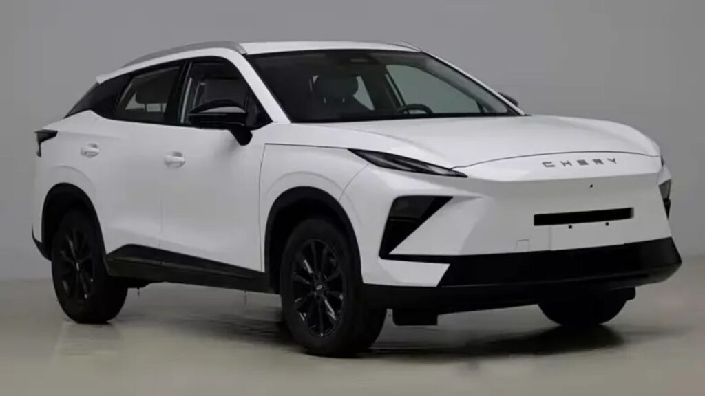 Omoda 5 2027 branco parado na diagonal em um fundo branco.