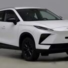 Omoda 5 2027 branco parado na diagonal em um fundo branco.