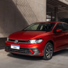 Volkswagen Polo vermelho parado.