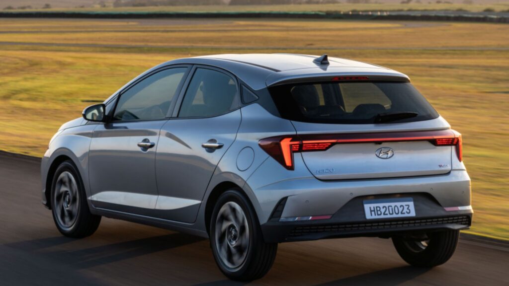 Hyundai HB20 cinza em movimento na estrada.