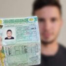 CNH na mão de um homem.