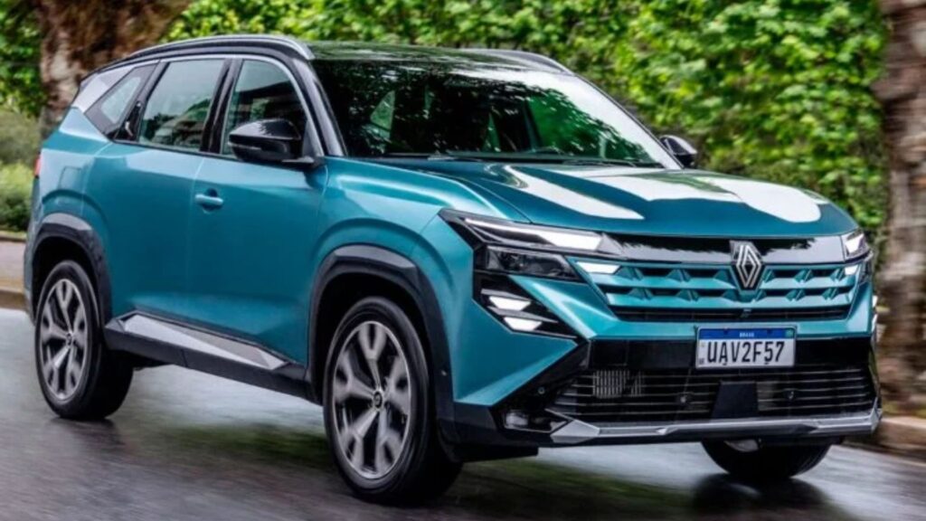 Renault Boreal azul em movimento na estrada.
