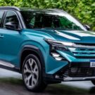 Renault Boreal azul em movimento na estrada.