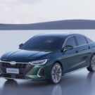 Chery Arrizo 8 verde parado na diagonal.