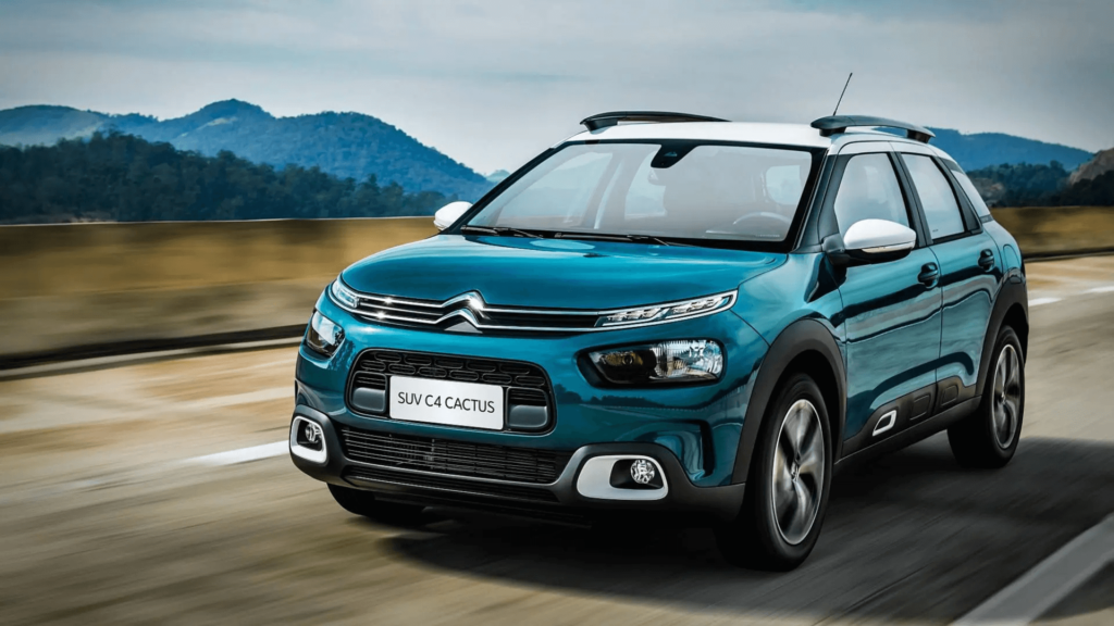 Citroën C4 Cactus azul em movimento na estrada.