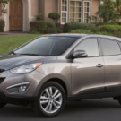 Hyundai Tucson parados na beirada da estrada.