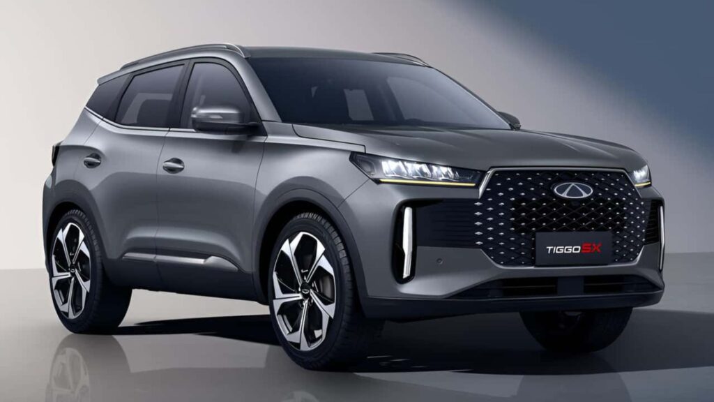 Tiggo 5X 2027 cinza parado na diagonal em um fundo cinza.