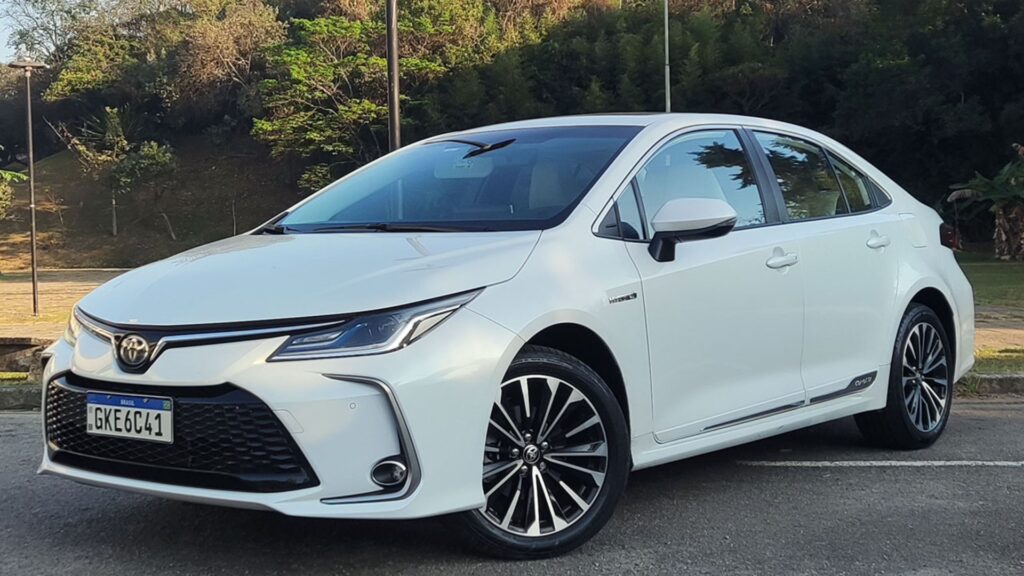 Toyota GLI 2025 branco parado na diagonal.