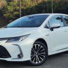 Toyota GLI 2025 branco parado na diagonal.