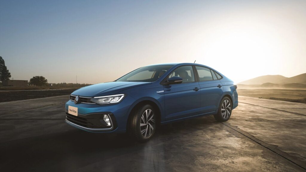 Virtus azul parado na diagonal.