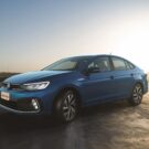 Virtus azul parado na diagonal.