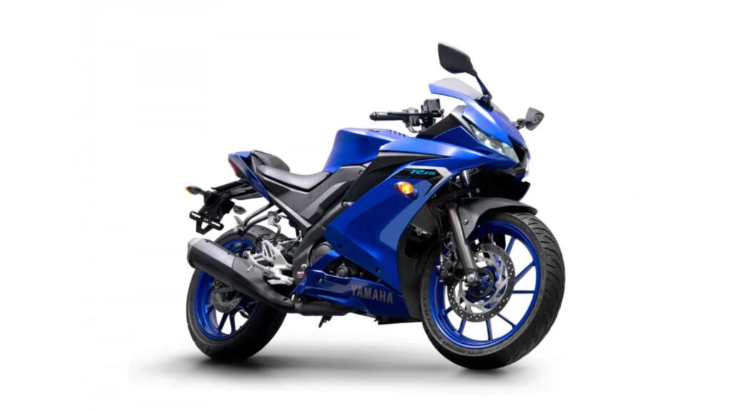 Yamaha R15 2026 azul parado na diagonal.