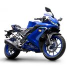 Yamaha R15 2026 azul parado na diagonal.