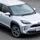 Toyota Yaris Cross prata parado na diagonal.
