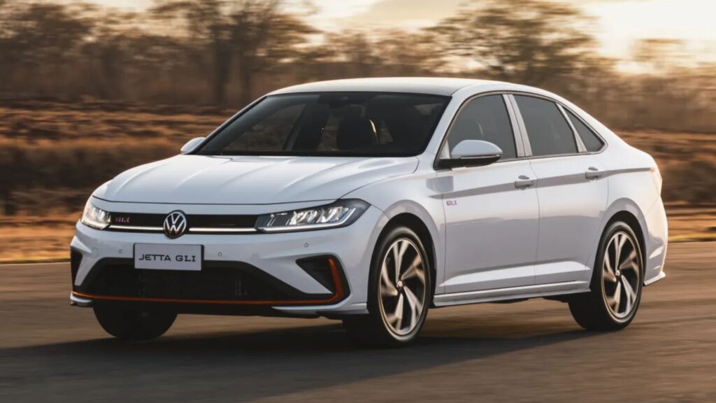 Volkswagen Jetta branco em movimento.