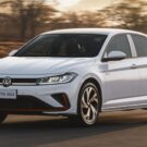 Volkswagen Jetta branco em movimento.