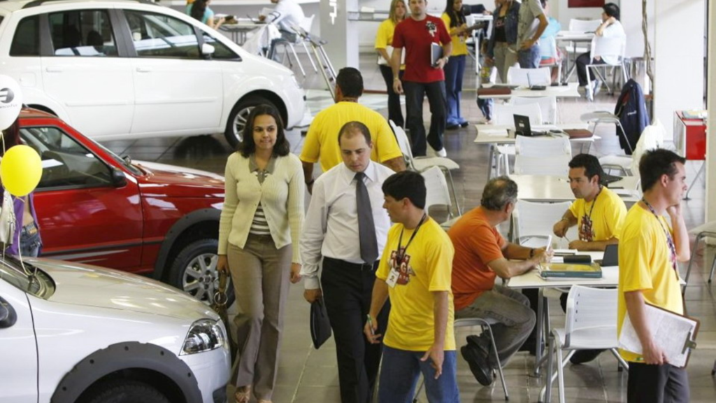Mercado de carros cheio de pessoas.