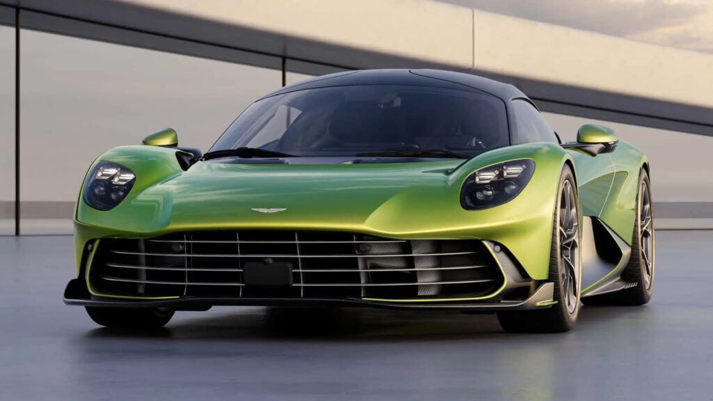 Aston Martin verde parado na diagonal.