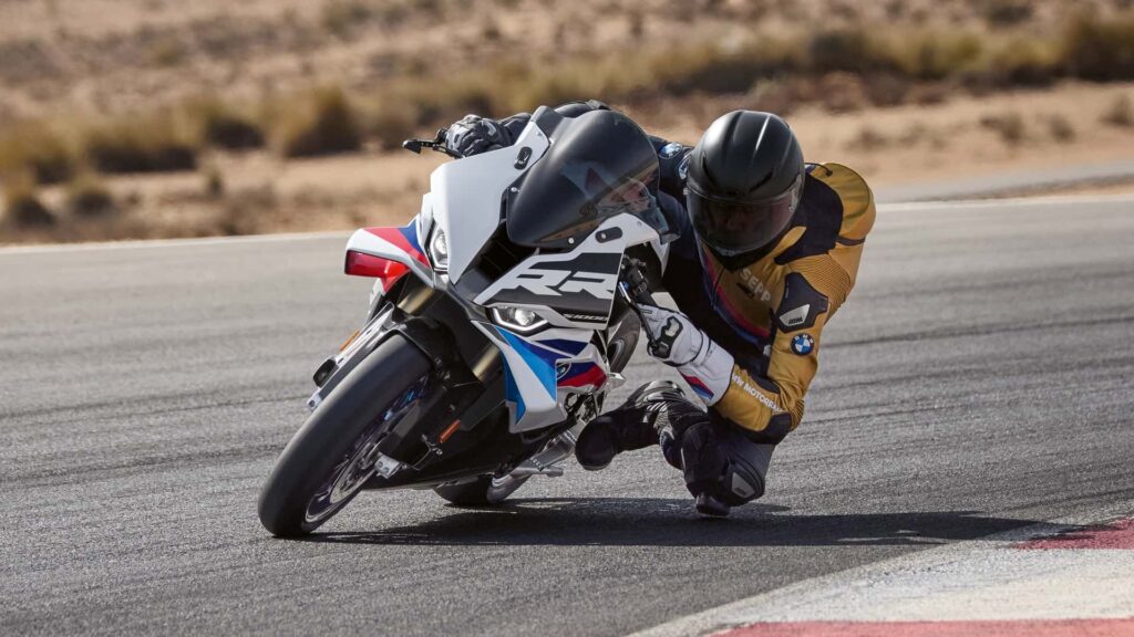 BMW S 1000 RR branca fazendo uma curva.