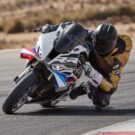 BMW S 1000 RR branca fazendo uma curva.