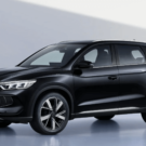 BYD Song Pro DM-i preto parado na diagonal no fundo branco.