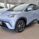 BYD Dolphin Mini azul parado na diagonal.