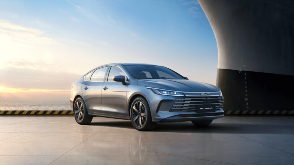 BYD King GL 2026 cinza parado na diagonal.