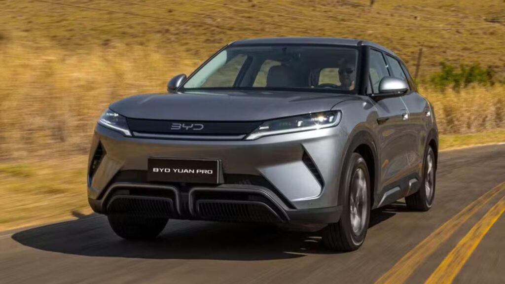 Yuan Pro híbrido cinza parado na diagonal.