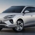 BYD Sealion 06 branco parado na diagonal.