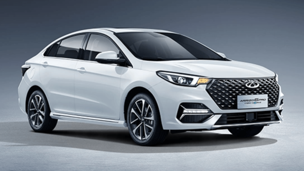 CAOA Chery Arrizo 6 Pro Hybrid branco parado na diagonal em um fundo cinza.