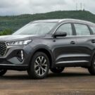 Caoa Chery Tiggo 7 cinza parado na diagonal.