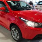 Fiat Argo vermelho parado na diagonal.