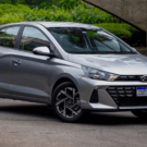 Hyundai HB20 prata parado na diagonal.