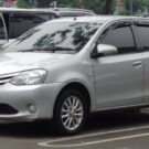 Toyota Etios prata parado em um estacionamento.