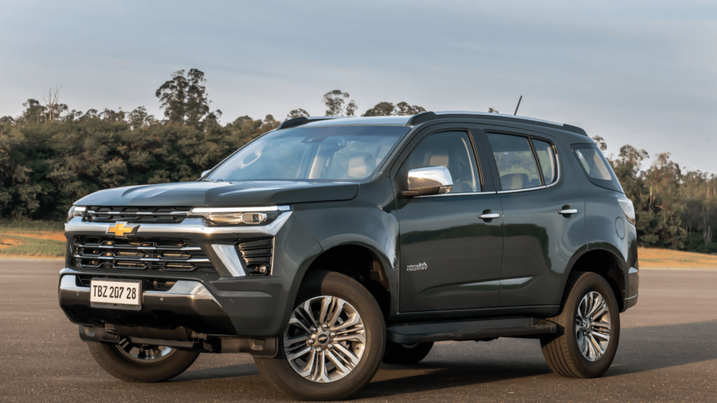 Chevrolet Trailblazer verde parada na diagonal.