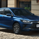 Chevrolet Onix 2026 azul parado na beirada da estrada.