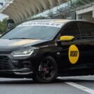 Onix Track Day preto parado na diagonal em uma pista.