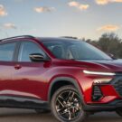 Chevrolet Tracker vermelho parado na diagonal.