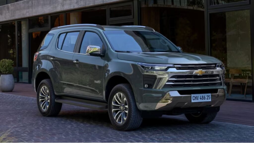Chevrolet Trailblazer verde parado na beirada da estrada.