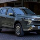 Chevrolet Trailblazer verde parado na beirada da estrada.